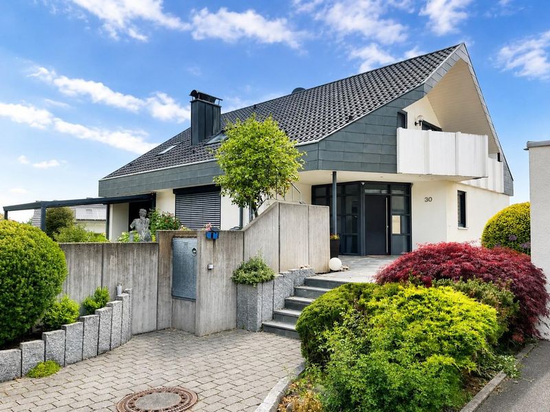 Modernisiertes Zweifamilienhaus mit zusätzlichem Wohnbereich